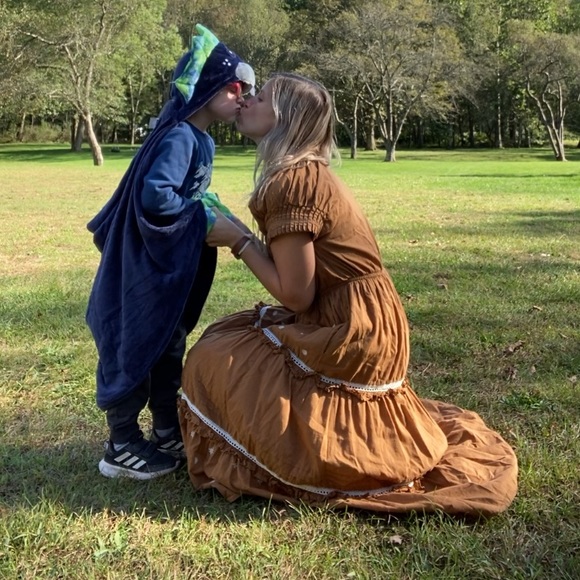 Meet your Posher, Jessica PS ALWAYS up for a great TRADE - Picture 4 of 16